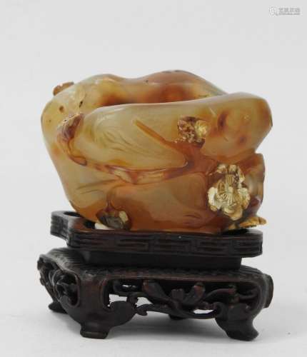 CHINE: Petit vase en agate sculptée. Socle en bois sculpté. ...