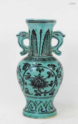 CHINE : Vase à deux anses en porcelaine à décor sur fond ble...