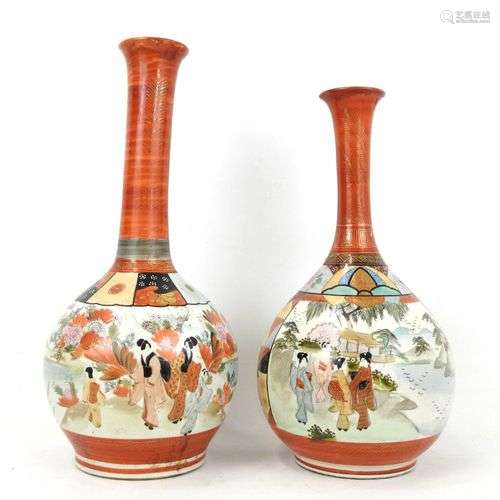 JAPON : Deux vases à long col en porcelaine à décor sur fond...