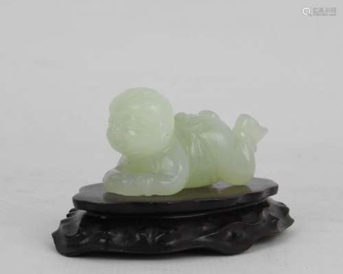 CHINE : Petit enfant couché en jade céladonné sculpté. Haut....