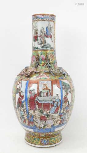 CANTON fin XIXème siècle. Vase balustre en porcelaine polych...