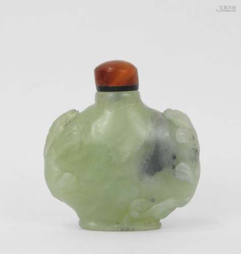 CHINE : TABATIERE en jadéite sculptée à décor de deux qilins...