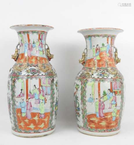 CANTON : Paire de vases en porcelaine à décor de scènes de p...