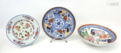 LOT comprenant : une assiette en porcelaine du Japon XX, une...