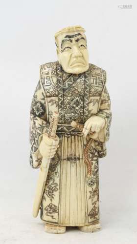 JAPON : Okimono en os sculpté représentant un samouraï. Haut...