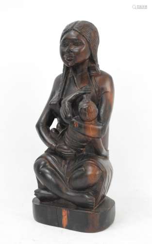 AFRIQUE : Maternité. Groupe en bois sculpté. Haut.: 27 cm. (...