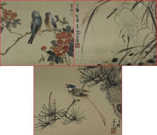 ENSEMBLE DE TROIS PEINTURES SUR SOIE Chine A décor d'oiseaux...