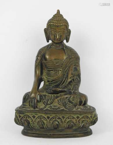 ASIE DU SUD EST : Bouddha assis en bronze. Haut.: 17.5 cm.