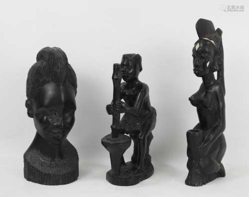 AFRIQUE : Trois statues en ébène sculpté dont tête de femme ...