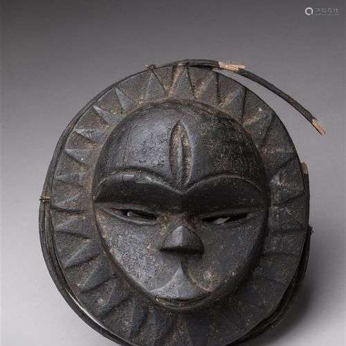 EKET, Nigéria. Bois, patine noire granuleuse. Masque interve...