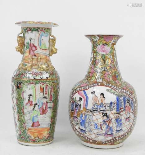 CANTON : Deux vases en porcelaine à décor de scène de palais...