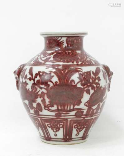 CHINE : Vase en porcelaine à décor en camaïeu rouge de végét...