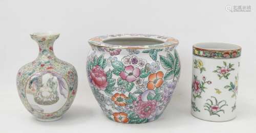 CHINE : Vase balustre en porcelaine à décor dans trois reser...