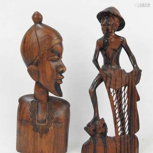 ASIE : Deux statues en bois sculpté, homme et filet; tête de...