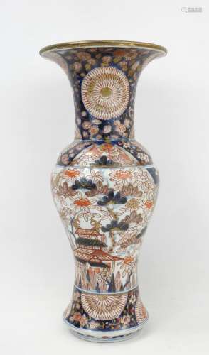 JAPON : Vase balustre en porcelaine, décor Imari. Haut.: 39,...