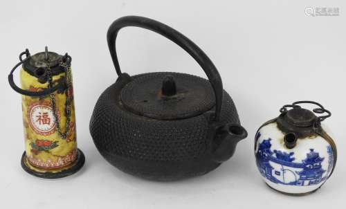 LOT comprenant deux fourneaux de pipe à opium en porcelaine,...