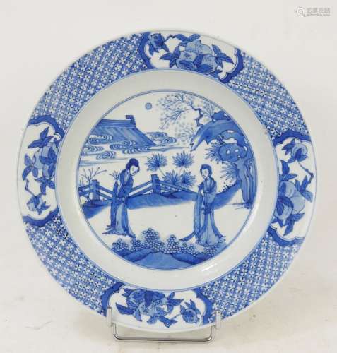 CHINE : Assiette en porcelaine à décor blanc bleu de deux fe...