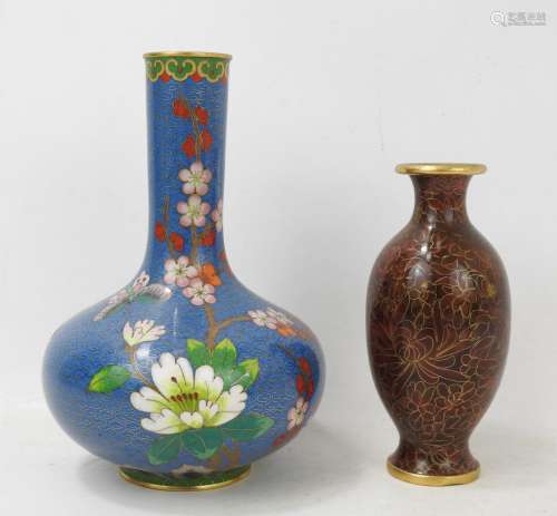 CHINE : Deux vases en émaux cloisonnés, fond bleu et fond ro...