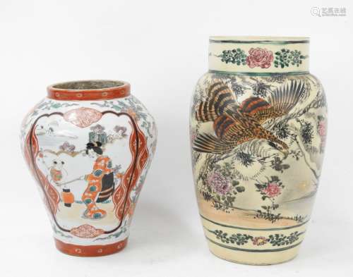CHINE : Deux vases, l'un en porcelaine à décor d'une mère et...