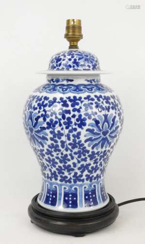 CHINE XXème. Pot couvert en porcelaine monté en lampe, décor...