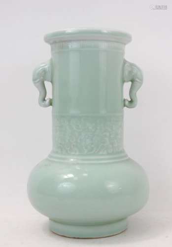 CHINE : Vase à haut col et panse aplatie en porcelaine célad...