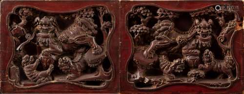 PAIRE DE PANNEAUX EN BOIS LAQUES ROUGE ET OR Chine Chiens de...