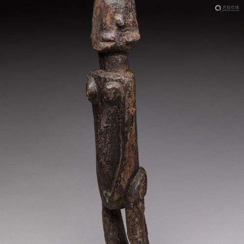 DOGON, Mali. Bois, patine d'usage. Ancienne statue d'ancêtre...