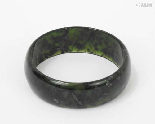 CHINE : Bracelet jonc en jade vert. Haut.: 2 cm. Diam.: 7 cm...