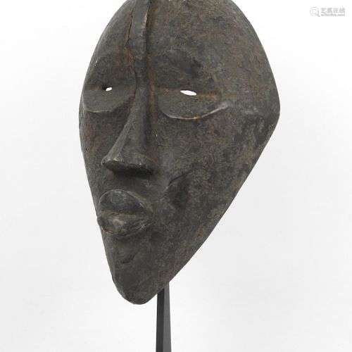 LWALWA, RD Congo. Bois crouteux. Masque au large visage styl...