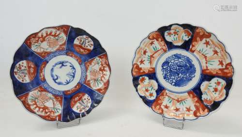 JAPON : Deux assiettes en porcelaine à décor Imari. Une à qu...
