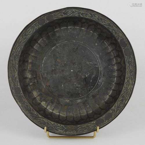 EGYPTE : Plat circulaire le marli ciselé. Haut.: 4.5 cm. Dia...