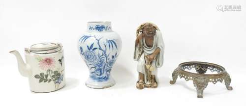 LOT comprenant : une théière en porcelaine de Chine, XXème (...