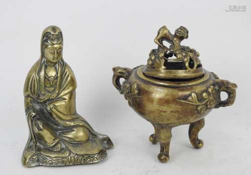 CHINE : Geisha et brûle parfum tripode en bronze. Haut.: 15....