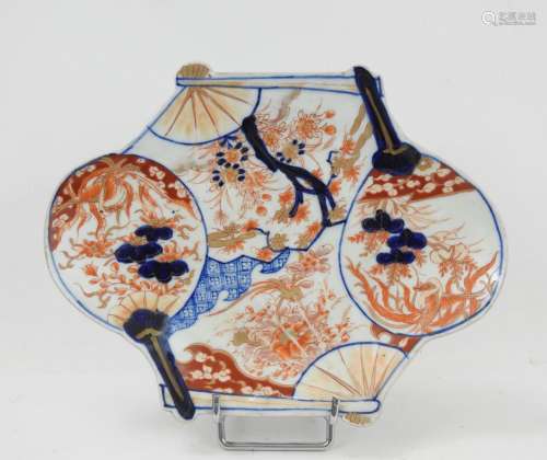 JAPON: Plat en porcelaine à décor Imari en forme d'éventail ...