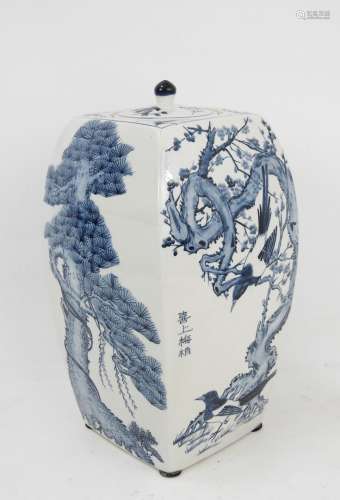 CHINE XXème. Vase couvert de forme carrée, bombé en porcelai...