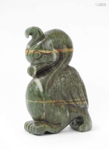 CHINE : CORMORAN en jadeite sculptée verte. Haut.: 9 cm.