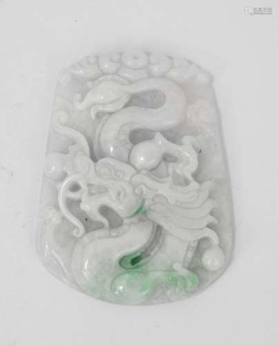 CHINE : Amulette pendentif en jade blanc sculpté à décor d'u...