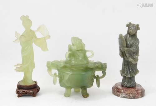 LOT comprenant deux femmes en jadeite sculptée (Haut.: 19 et...