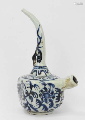TIBET/CHINE : PIPE à opium en porcelaine blanc bleu. Haut.: ...