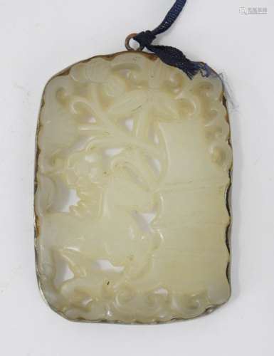 CHINE : Pendentif en jade laiteux ajouré sculpté d'un cheval...