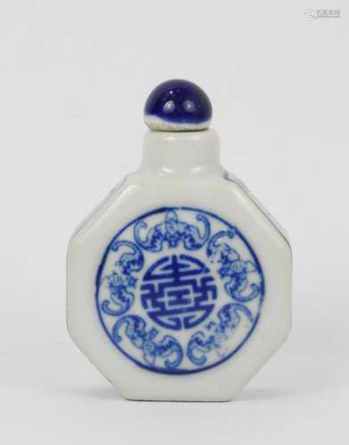 CHINE : TABATIERE en porcelaine blanc bleu. Haut.: 6.5 cm.