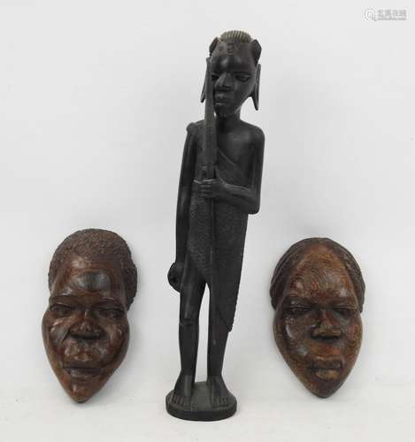 AFRIQUE : Masques couple en bois sculpté, Haut.: 18 cm. On y...