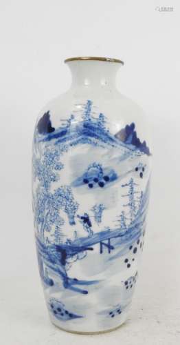 CHINE : Vase en porcelaine blanc bleu à décor d'un paysage a...