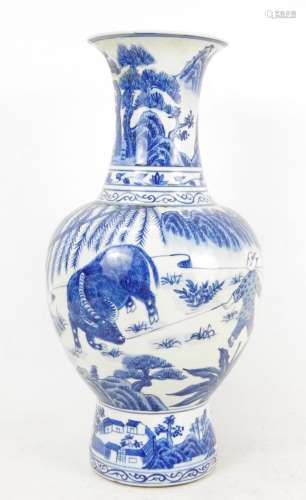 CHINE XXème siècle. Vase balustre en porcelaine blanc bleu à...