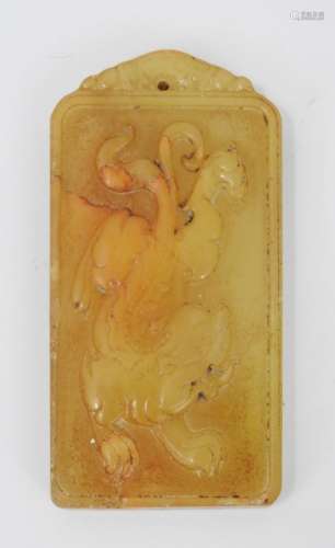 CHINE : Amulette en jadeite jaune sculpté d'un tigre et call...