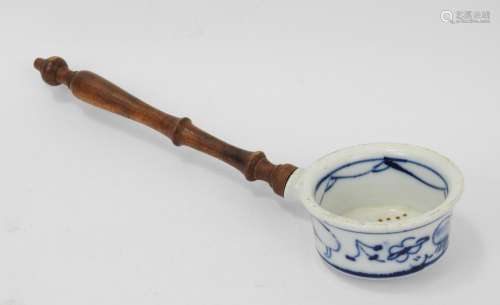 CHINE : Passe thé en porcelaine blanc bleu et manche en bois...