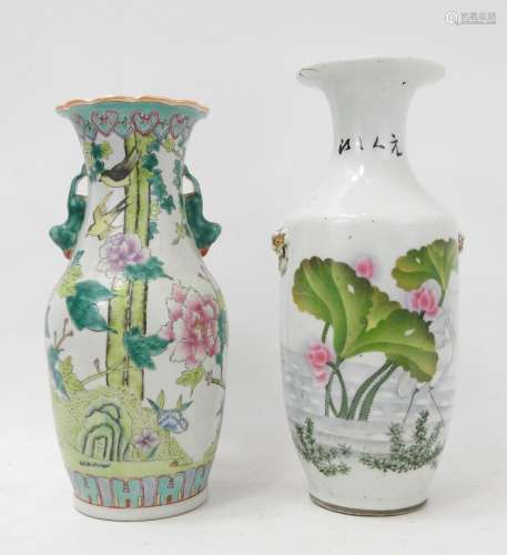 CHINE : Deux vases balustres en porcelaine à décor d'oiseaux...
