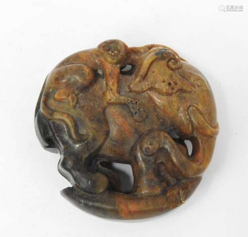 CHINE : Pendentif en jade brun représentant un singe sur le ...