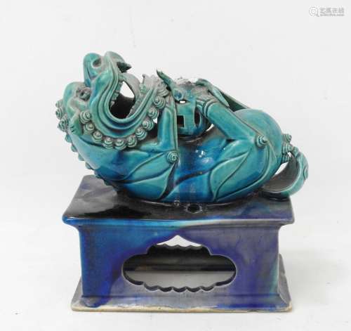 CHINE : Chien de fo en porcelaine turquoise et bleue. Sur so...