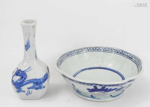 CHINE : Lot d’une coupe et d’un vase en porcelaine à décor b...